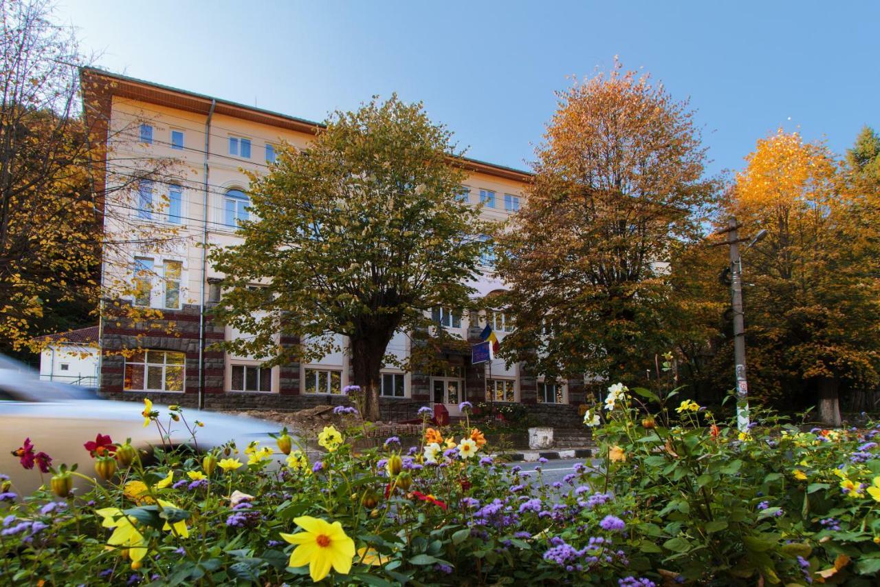 Hotel Teilor Caciulata Bagian luar foto